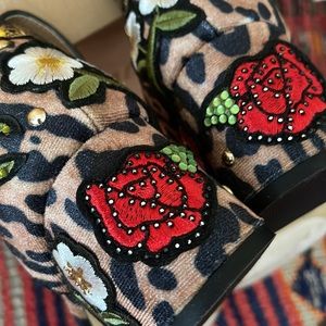 Women Steve Madden Low Block Heel Strap Embroidered Gorgeous Shoes Sandals 7